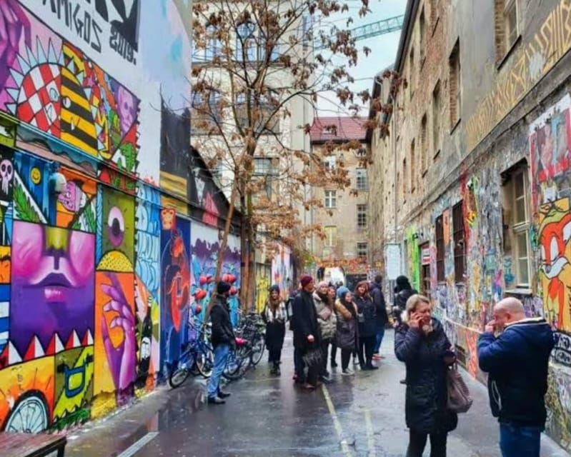 Alternative Berlin / Street art tour - Private group - A Berlin street-art tour that treats art like history