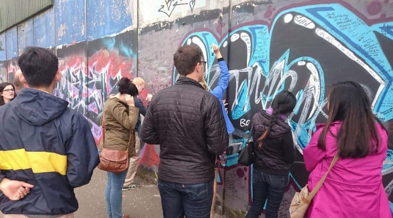 Belfast: Political Mural Taxi Tour - Peace Walls: The Short Stop That Makes the City Make Sense