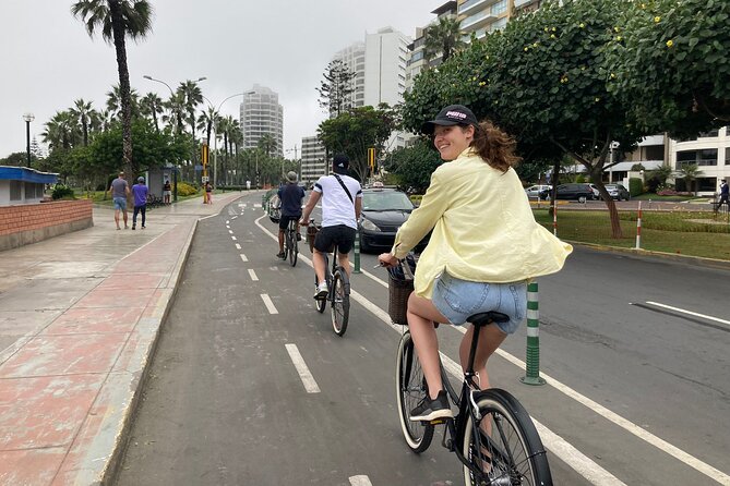 Bike Tour Lima | Ride along Miraflores & Barranco - Stop 3: Shopping Center Larcomar on the cliff edge