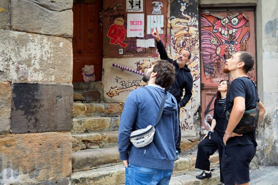 Bilbao: Art District Walking Tour - The Guggenheim Outdoor Sculpture Stop: How to Enjoy It More