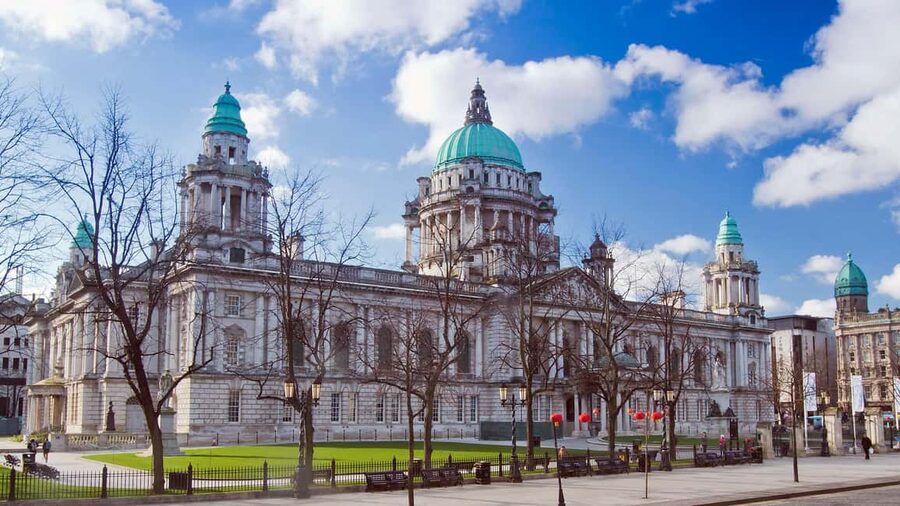 Black Taxi-Style Tour: Murals, Peace Walls & City Highlights - The Murals and Peace Walls: The Part That Turns Belfast Into a Story