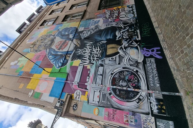 Brussels through its comics murals - Language rules: English first, French when needed