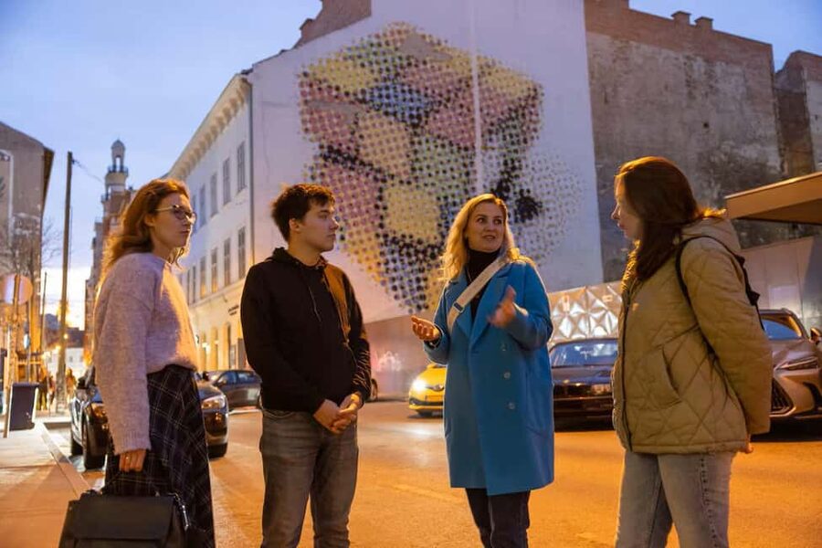 Budapest: Ruin Bars, Street Art, and Jewish Quarter Tour - How the ruin bars work as a pub-crawl experience