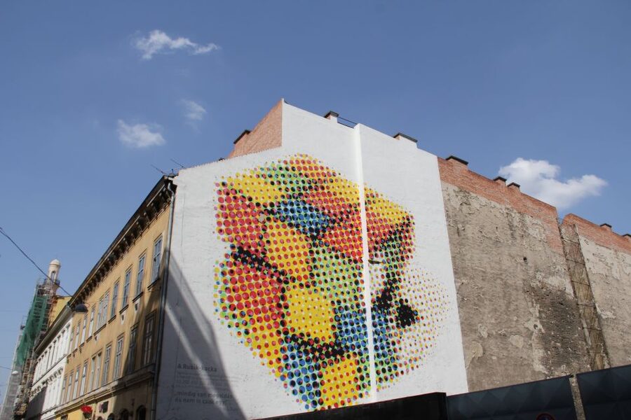 Budapest: Street Art Tour - Small group size and guide Q&A: the difference between hearing and listening