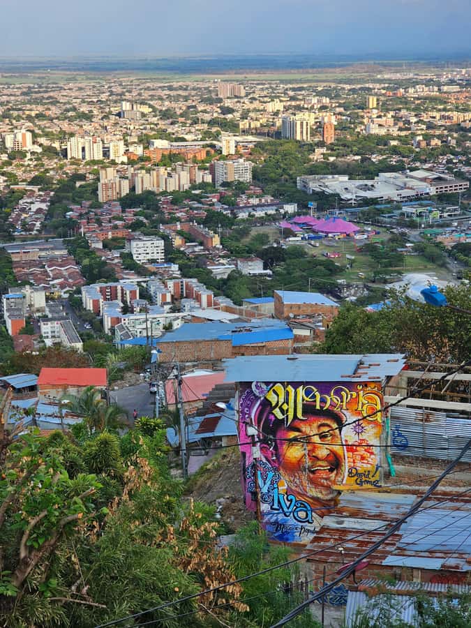 Cali: Comuna 20 Siloé Street Art Tour - Comuna 20 Siloé Murals: Art on Walls, Alleys, and Staircases