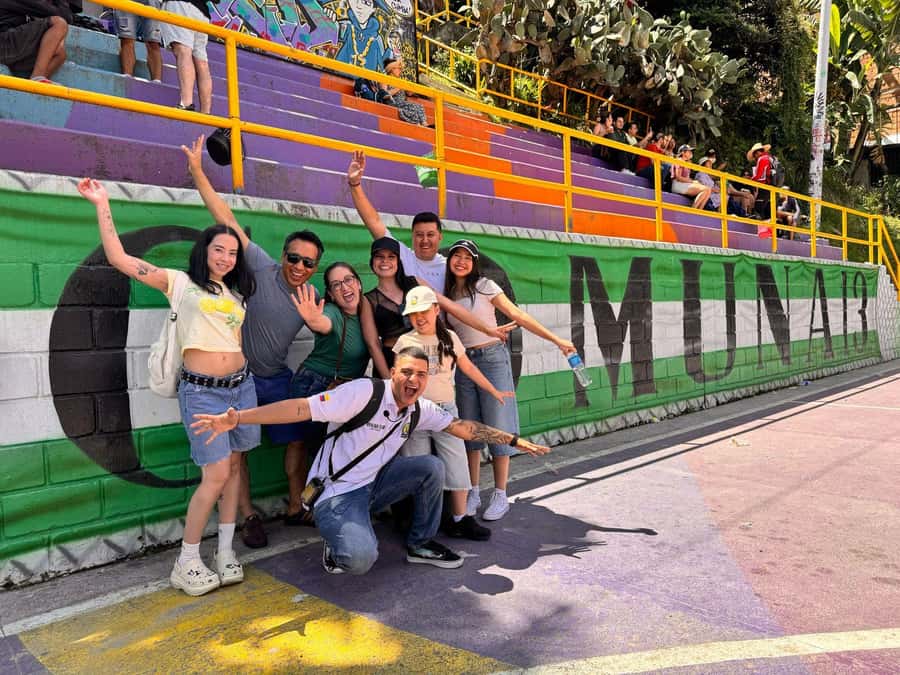 Complete Tour in Comuna 13: Graffiti, History and Street Delights - Graffiti and History Walk: How the Walls Become a Timeline