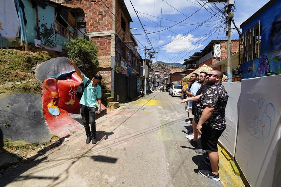 Complete Tour in Comuna 13: Graffiti, History and Street Delights - Dance Show and Gallery Access: Art That Talks Back