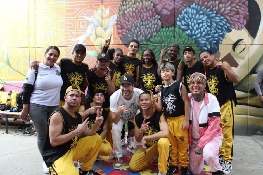 Complete Tour in Comuna 13: Graffiti, History and Street Delights - The One-Way Bus Ride: Getting There Without Losing the Day