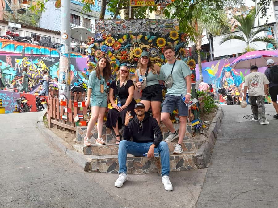Comuna 13: Graffiti tour & Street Food/drink with telesferic - Key points to know before you go