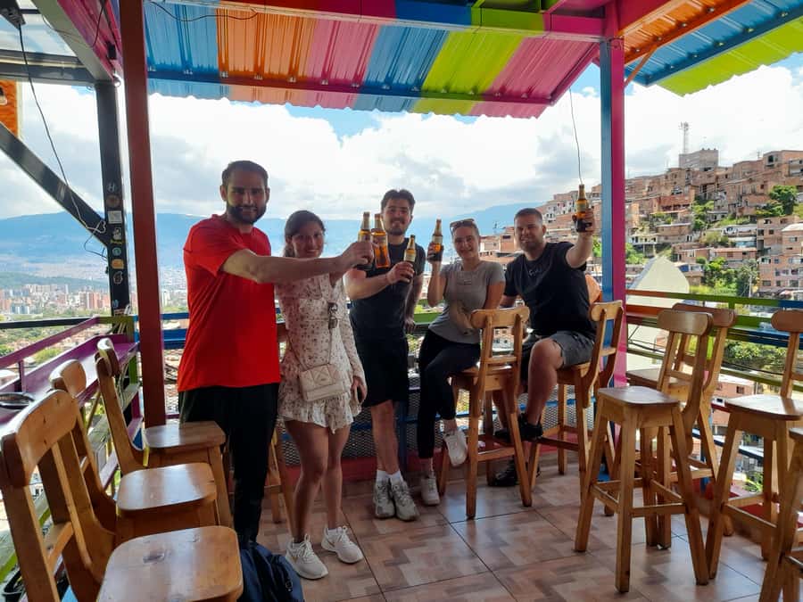 Comuna 13: Graffiti tour & Street Food/drink with telesferic - Metro + scenic ride + Metrocable: your Medellín primer from above