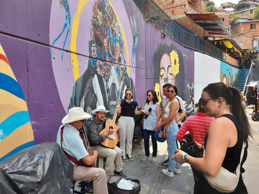 Comuna 13: Graffiti tour & Street Food/drink with telesferic - Walking the murals: how the history comes through on the street
