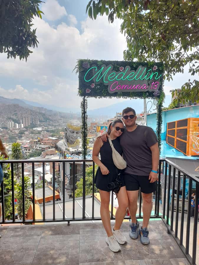 Comuna 13: Graffiti tour & Street Food/drink with telesferic - Lookout-bar city views: a final beat for perspective