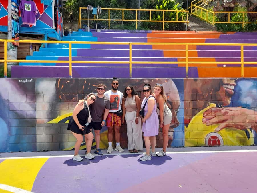 Comuna 13: Graffiti tour & Street Food/drink with telesferic - Meeting at Poblado Metro: where to start and how not to waste time