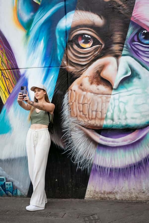 Comuna 13: Graffiti Tour with Tasting, Live Show, & Gallery - Starting in El Poblado: Finding Aeroturex and Getting Set Up