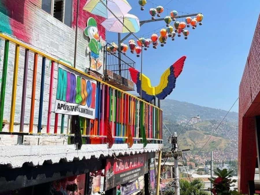 Comuna 13: Recorrido de Arte Urbano, Cultura y Resiliencia - Comuna 13 street art is more than murals on walls