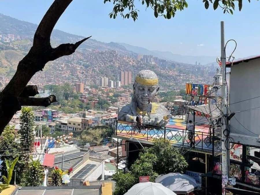 Comuna 13: Recorrido de Arte Urbano, Cultura y Resiliencia - Meet at Cra. 108 # 38-12, with Viajeros MAC as the reference point