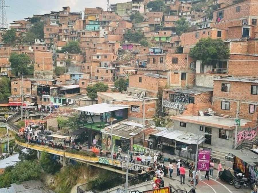 Comuna 13: Recorrido de Arte Urbano, Cultura y Resiliencia - The local café stop: orientation, safety briefing, and first shopping
