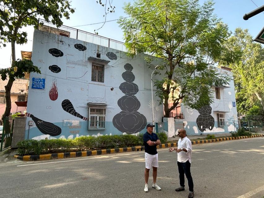 Delhi Street Art Tour: Explore the Murals & Visit a Stepwell - The smaller stops: where the details live
