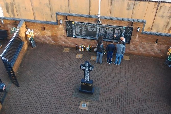 Famous 1.5 hour Belfast Murals Tour - Street art that actually explains the Troubles