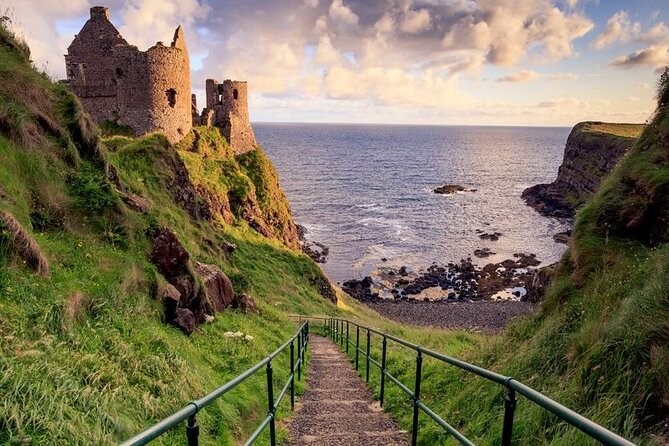 Giants Causeway Tour from Belfast + FREE Belfast Mural Tour - Bushmills Distillery: 30 minutes for whiskey culture