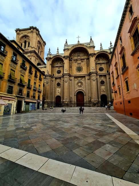 Granada: "Street Art & The Caves" Unique Guided Walking Tour - What to Pack, and How to Pace Yourself on the 8 km Hills