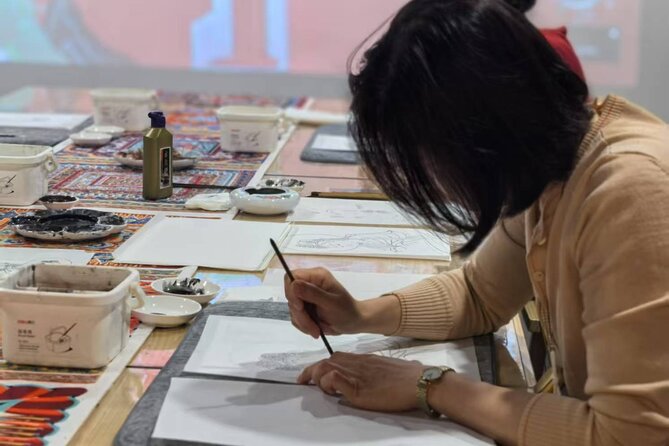 Hands On Chinese Cave Murals with Local Expert - Expert Guidance: When the Teacher Makes the Whole Difference