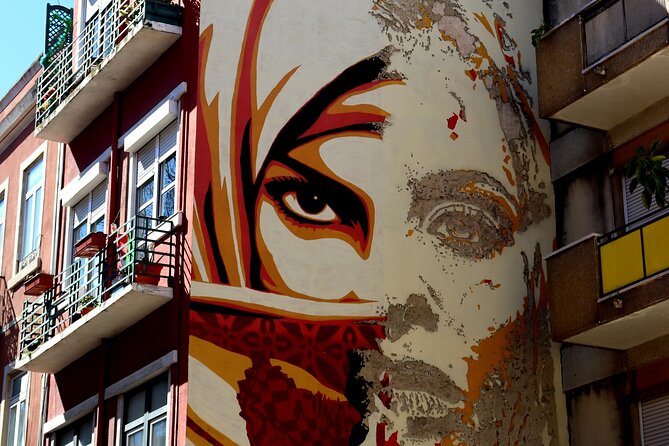 Lisbon Street Art and Lookout Point Tour - Stop 3: a coffee break in the neighborhood (and the FECHADA stop name)