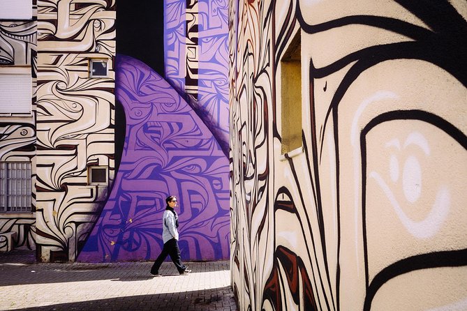 Lisbon: Street Art Tour - Chiado and Baixa (20 minutes each): quick hits, smarter looking