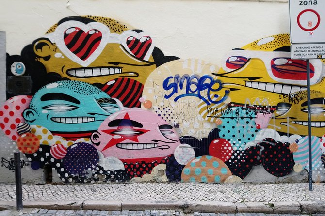 Lisbon: Street Art Walk - Meeting at Coreto da Graça: start where the hills begin
