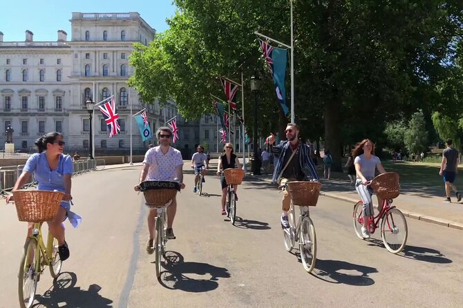 London Bike Tour: Landmarks, Secret Gems, Pub Stop & Street Art - Buckingham to Trafalgar to Covent Garden: The Pub Stop That Breaks the Spell
