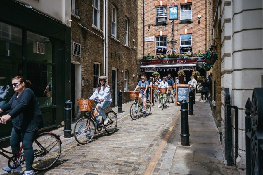 London: Landmarks & Secrets Bike Tour with Pub & Street Art - Big Ben and beyond: the best use of photo stops