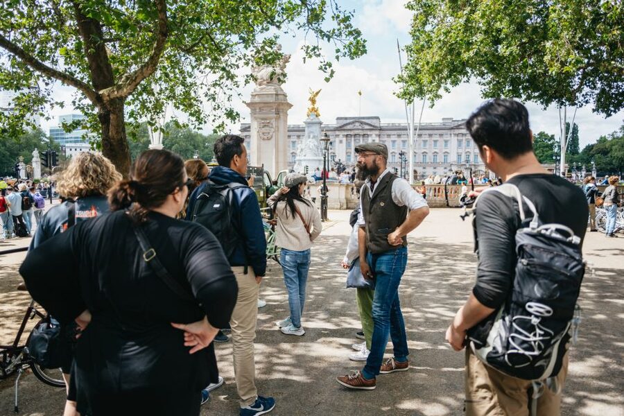 London: Landmarks & Secrets Bike Tour with Pub & Street Art - St James’s Park and the Buckingham Palace area: when you might catch the guard moments