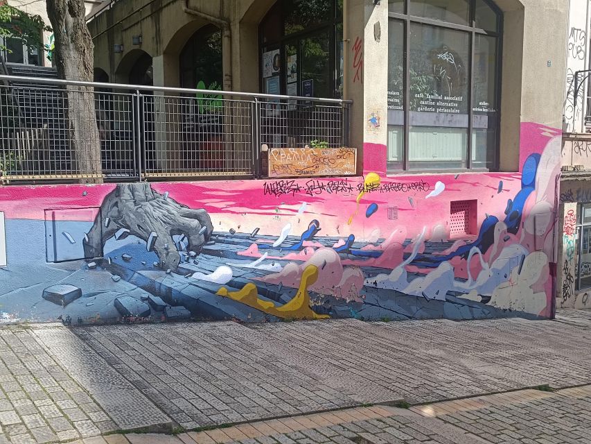 Lyon: Street Art in the Croix Rousse district - The guide experience: passion, communication, and a few smart bonuses