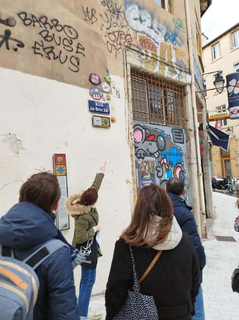 Lyon: Street Art in the Croix Rousse district - Dogs on a leash: a practical plus for animal lovers