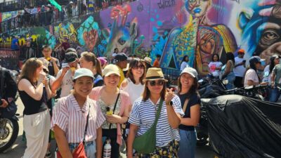 Medellín: Comuna 13 and Graffiti Guided Tour with a Local - Meeting at San Javier metro: the green umbrella trick