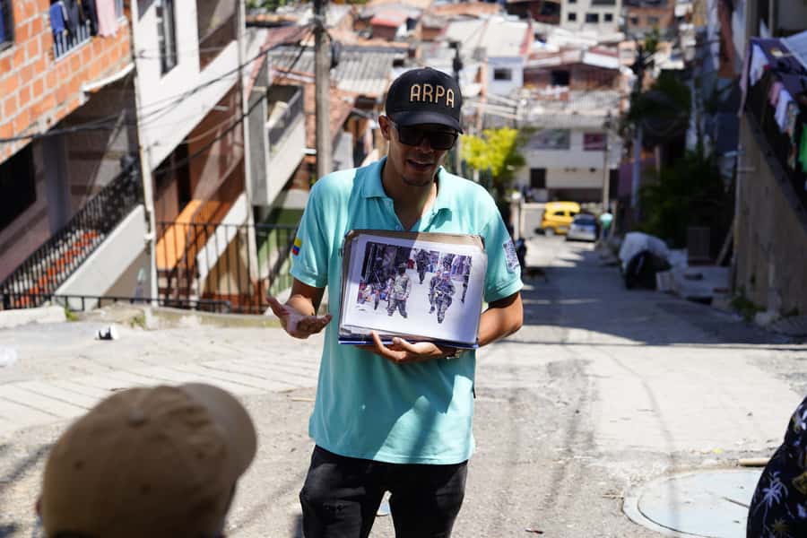 Medellín: Comuna 13 and Graffiti Guided Tour with a Local - Scenic views and a breather moment: when the neighborhood opens up
