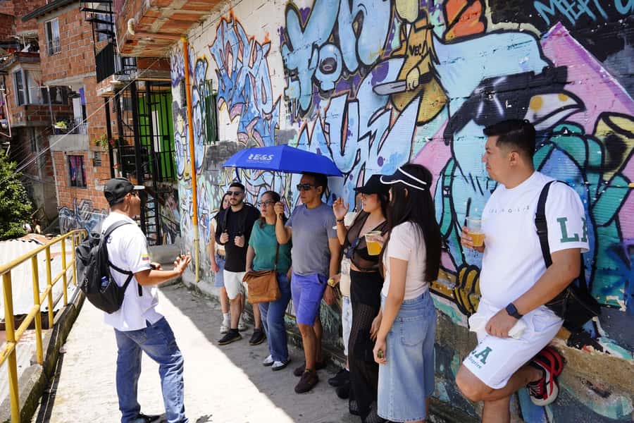 Medellín: Comuna 13 and Graffiti Guided Tour with a Local - A bar with a view, ice cream, and the small artistic extras