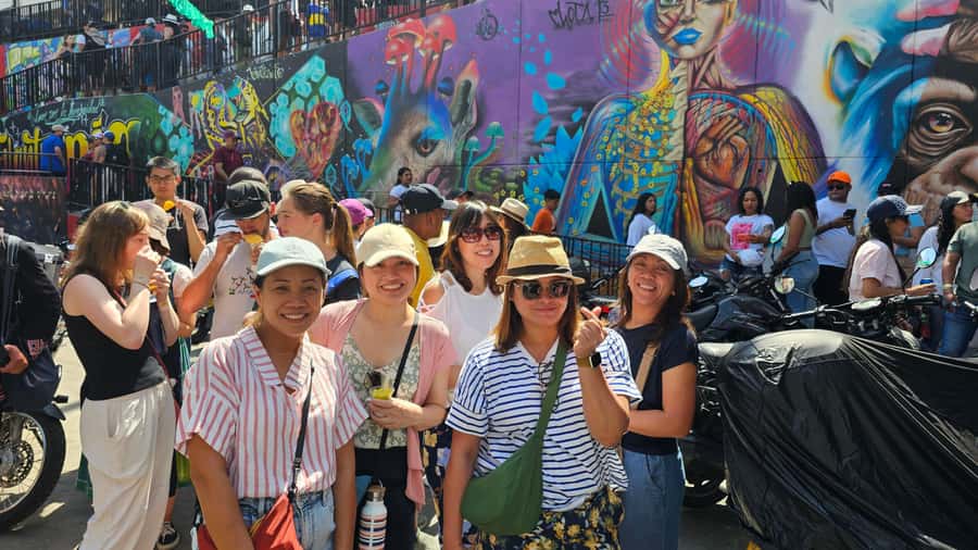 Medellín: Comuna 13 and Graffiti Guided Tour with a Local - Meeting at San Javier metro: the green umbrella trick