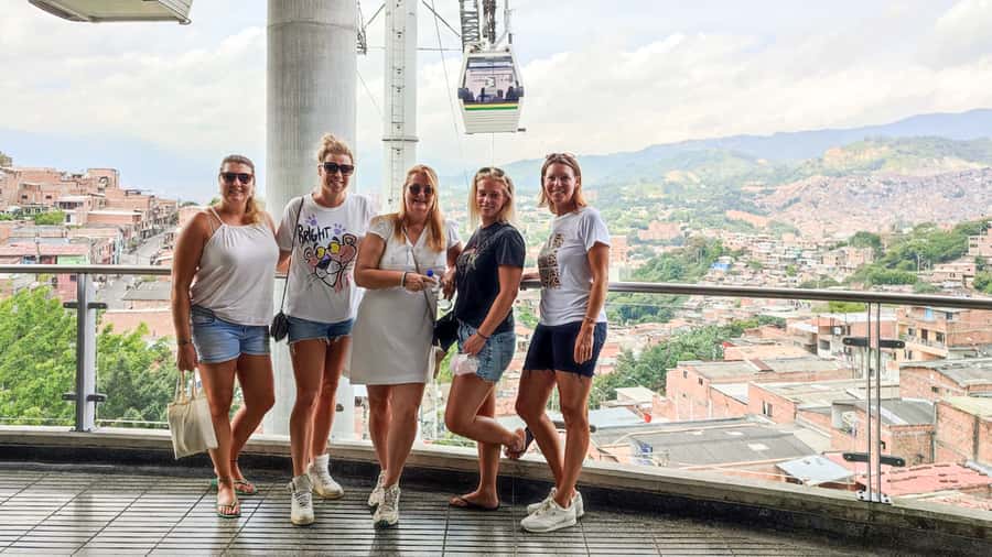 Medellin: Comuna 13 Graffiti Tour, Cable Car & Street Food - Why Small Group Size Matters on Public Transport