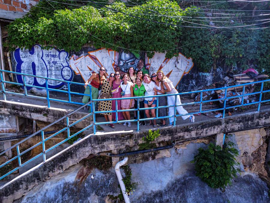 Medellín Comuna 13 local guides snacks and your own graffiti - Dance shows and art galleries: how to handle voluntary contributions