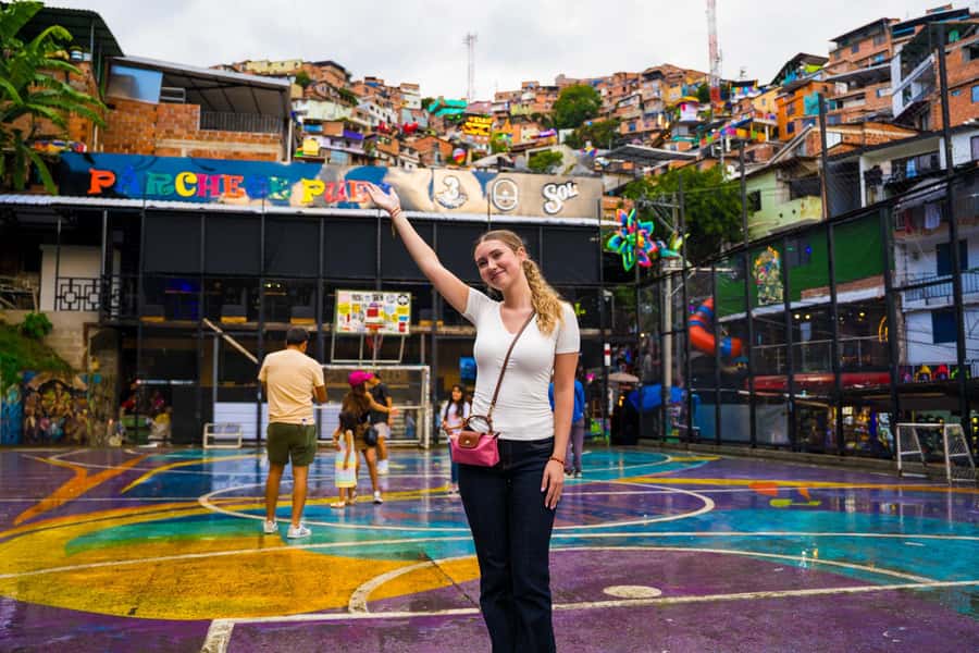 Medellín: Comuna 13 Tour with Snacks And Your Own Graffiti - Key points worth knowing before you go