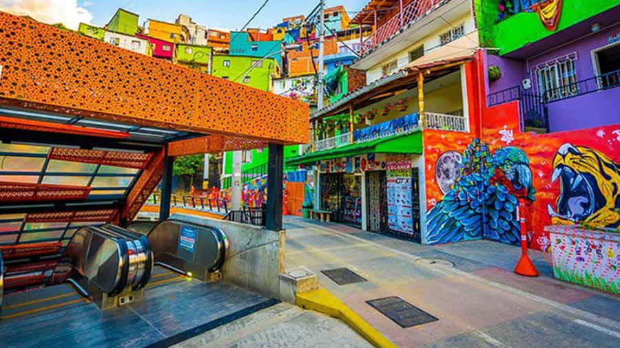 Medellin: Graffiti Tour Comuna 13 - Walking Comuna 13 With Security and a Guide Who Can Explain It