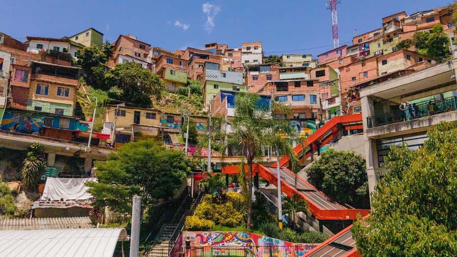 Medellin: Graffiti Tour Comuna 13 - Getting There by SUV and Starting With the Right Context