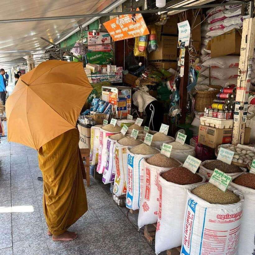 Phnom Penh | Food & Street Art Half Day Tour by Tuk Tuk - Independence Monument stop: quick snacks and a payoff
