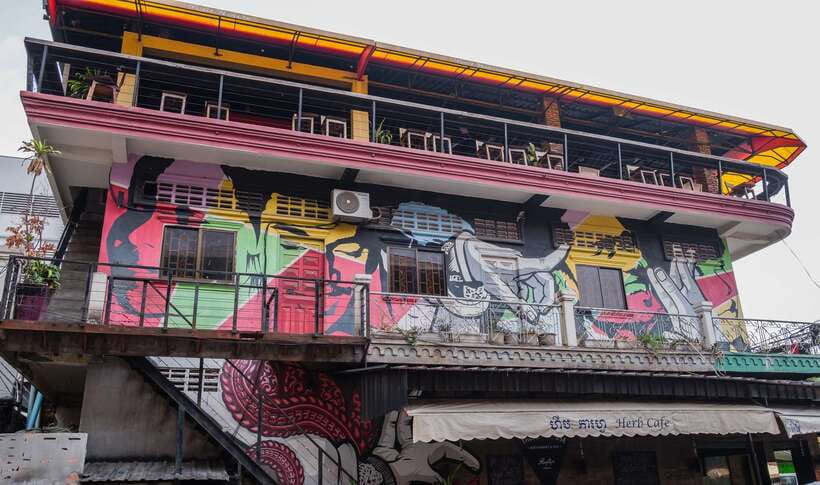 Phnom Penh: Street Art & Food Tour by Tuk-Tuk - Wat Botum Park lunch: a breather before the coffee finish