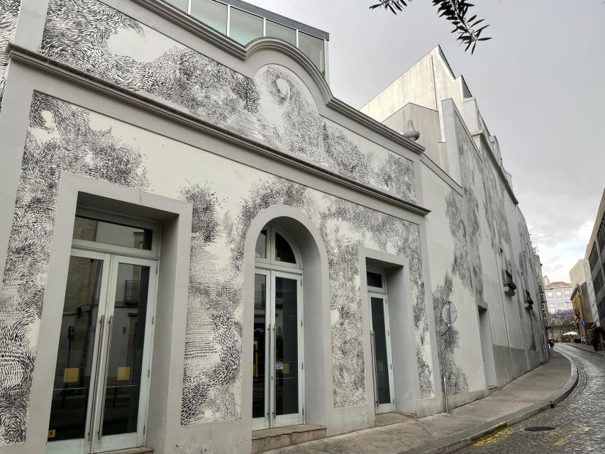 Porto: Half-Day Street Art Tour - Where the tour starts at Praça de Carlos Alberto (Soldier Statue)
