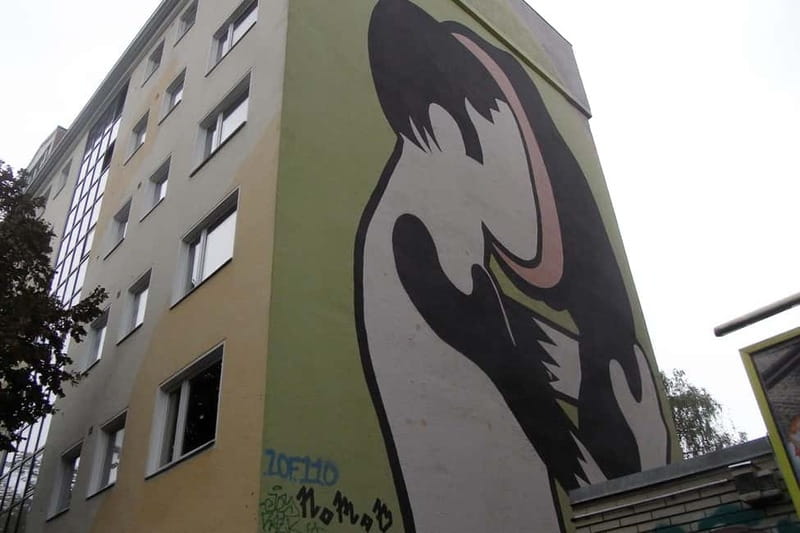 Private Alternative Berlin Tour -Murals, Graffiti and Squats - Potsdamer Platz to the viewpoint: setting the alternative context