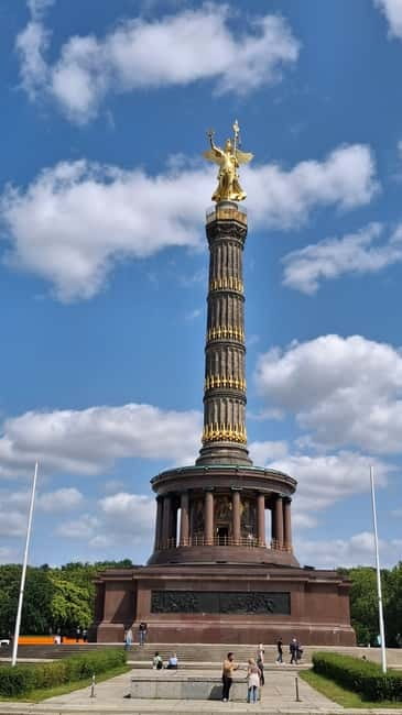 Private Alternative Berlin Tour -Murals, Graffiti and Squats - Dead Chicken Alley and Alexanderplatz: from alley art to city scale