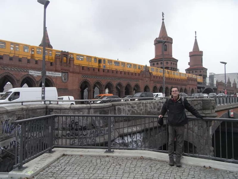 Private Alternative Berlin Tour -Murals, Graffiti and Squats - Getting around in 2.5 hours: walking plus public transport