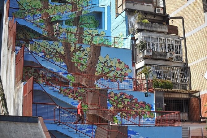 SARAJEVO STREET ART TOUR (art, history & mystery) - sARTajevo! - Stop 1: Bentbaša and the mural about preserving monuments